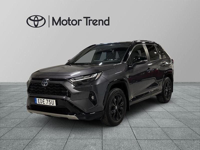 Grå Begagnad 2022 Toyota RAV4 Hybrid Style SUV | 384 900 kr (Marknadspris) - Bild 1/3