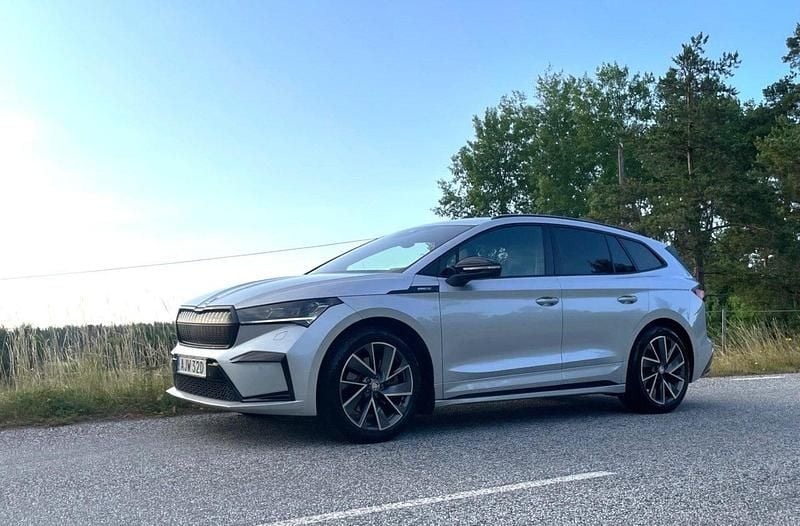 Silver Begagnad 2022 Skoda Enyaq iV SportLine SUV | 429 000 kr (Marknadspris) - Bild 1/4