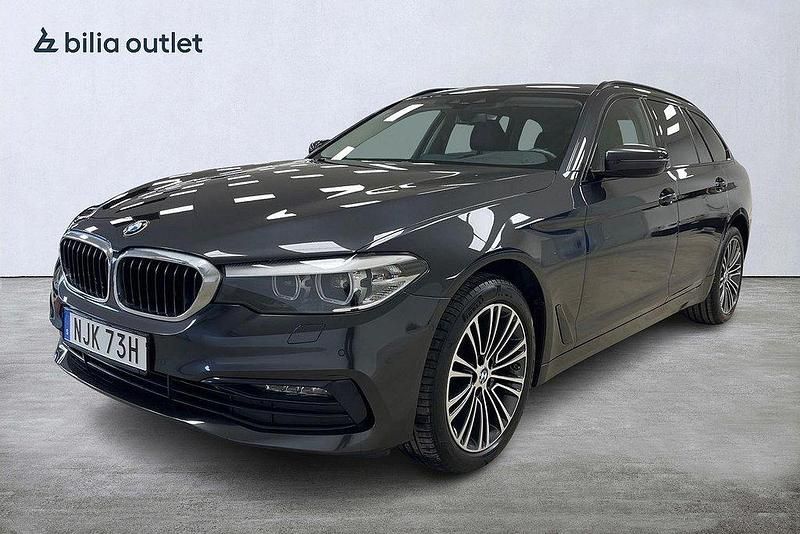 Grå Begagnad 2020 BMW 520 Sport Line Kombi | 299 900 kr (Superpris) - Bild 1/4