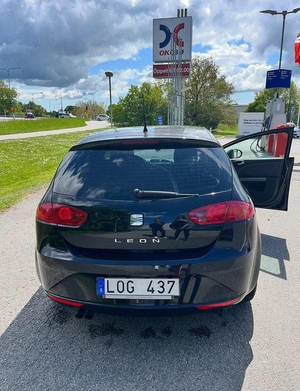 Svart Begagnad 2011 Seat Leon Style Halvkombi | 46 000 kr (Marknadspris) - Bild 1/4