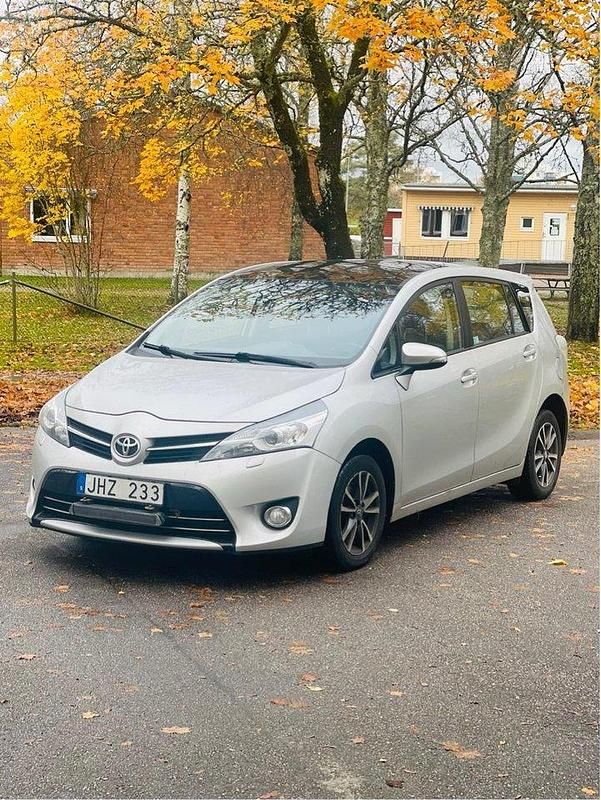 Silver Begagnad 2013 Toyota Verso Minibuss | 59 000 kr - Bild 1/4