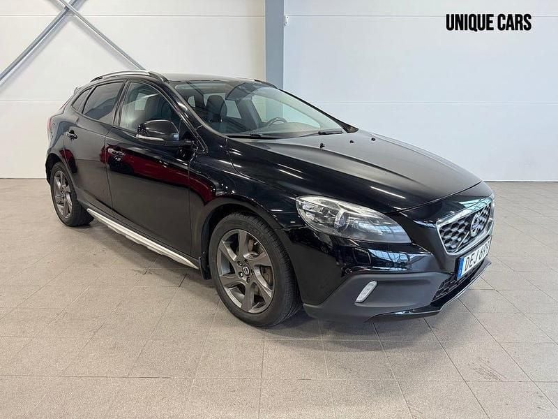 Svart Begagnad 2015 Volvo V40 CC Momentum Kombi | 119 900 kr (Marknadspris) - Bild 1/4