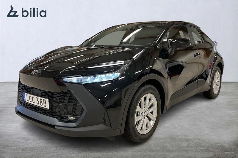 Svart Begagnad 2024 Toyota C-HR Active SUV | 314 900 kr (Marknadspris) - Bild 1/4