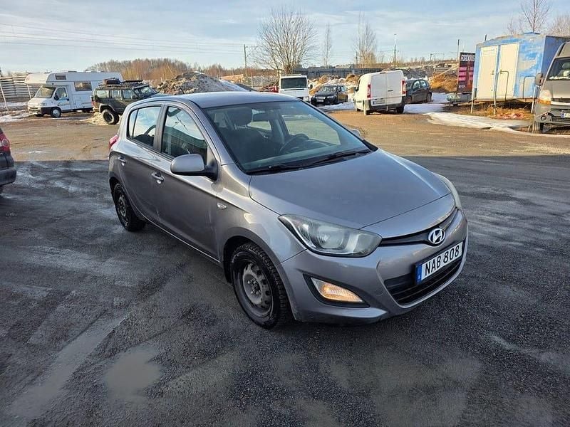 Begagnad Hyundai i20 Select 84 HK (61 kW) 2013 Grå Halvkombi