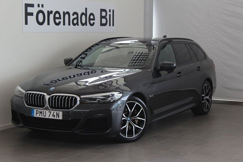 Grå Begagnad 2021 BMW 530e M Sport Kombi | 429 000 kr (Dyr) - Bild 1/4