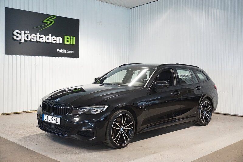 Svart Begagnad 2022 BMW 330e M Sport Kombi | 349 900 kr (Marknadspris) - Bild 1/3