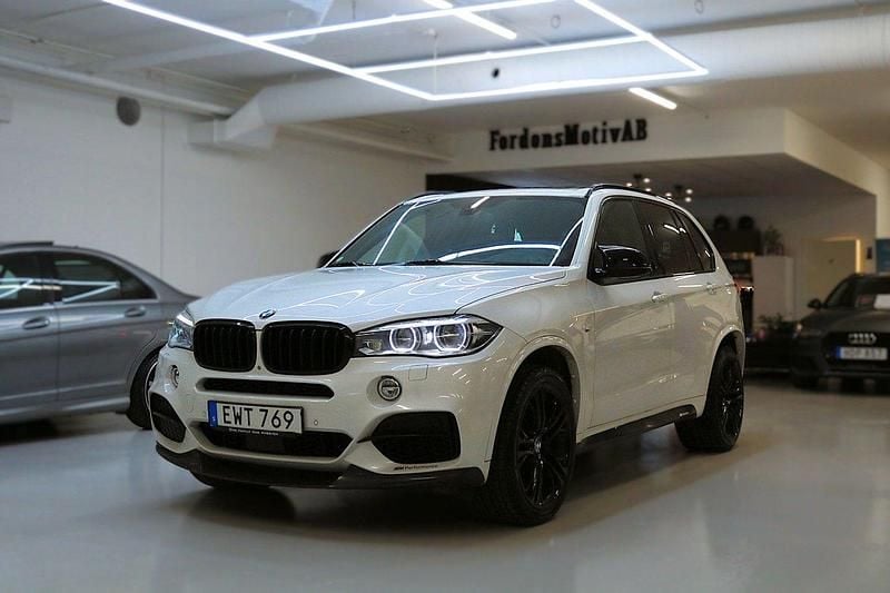 Vit Begagnad 2015 BMW X5 M Performance SUV | 289 900 kr (Superpris) - Bild 1/4