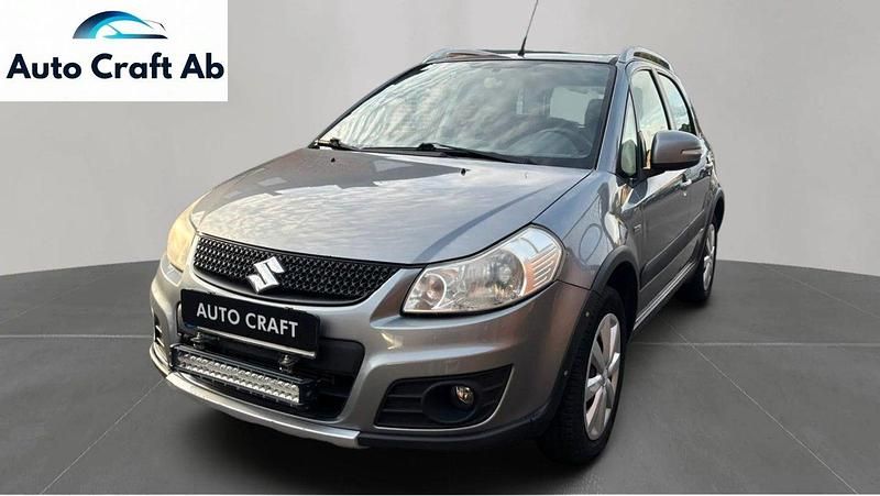 Grå Begagnad 2012 Suzuki SX4 Halvkombi | 56 900 kr (Marknadspris) - Bild 1/3