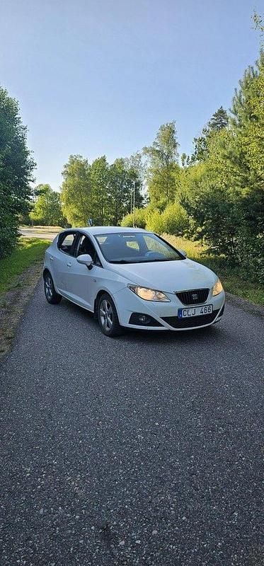 Vit Begagnad 2010 Seat Ibiza Style Halvkombi | 16 000 kr (Bra pris) - Bild 1/4