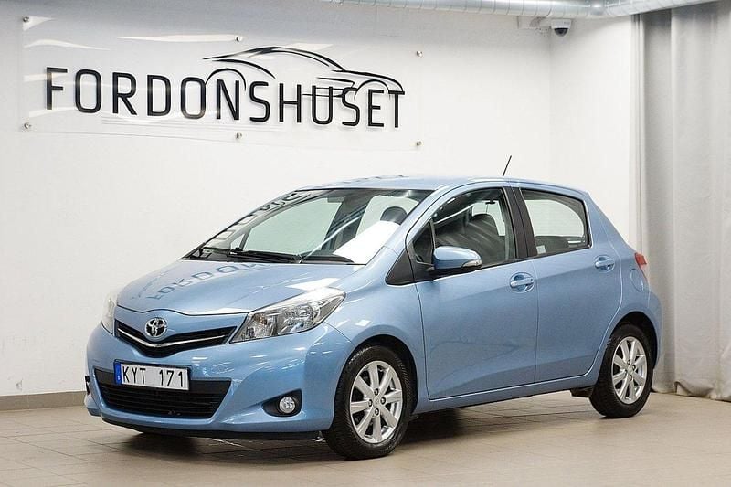 Ljusblå Begagnad 2013 Toyota Yaris Active Halvkombi | 79 800 kr (Marknadspris) - Bild 1/4