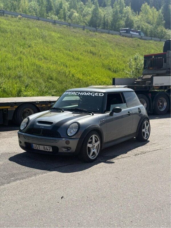 Grå Begagnad 2004 Mini Cooper S Halvkombi | 42 000 kr (Lite dyr) - Bild 1/4