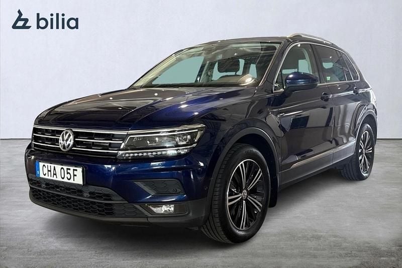 Mörkblå (blå) Begagnad 2020 VW Tiguan Comfortline SUV | 219 900 kr (Superpris) - Bild 1/4