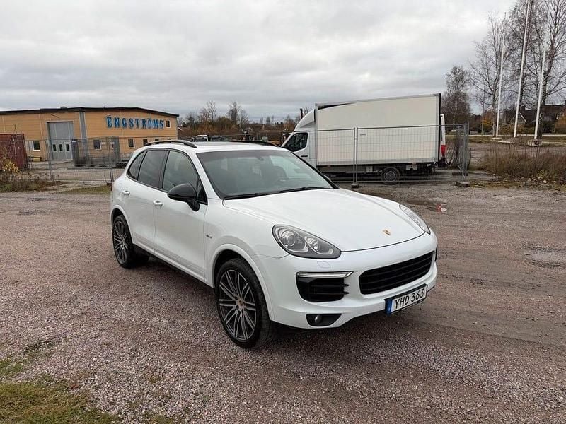 Vit Begagnad 2016 Porsche Cayenne Edition SUV | 359 900 kr (Marknadspris) - Bild 1/4