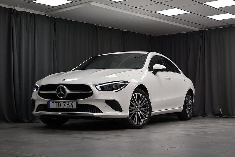 Vit Begagnad 2022 Mercedes CLA250e Advanced Plus Sedan | 329 000 kr (Bra pris) - Bild 1/4