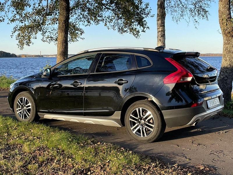 Svart Begagnad 2017 Volvo V40 CC Kombi | 185 000 kr (Marknadspris) - Bild 1/4