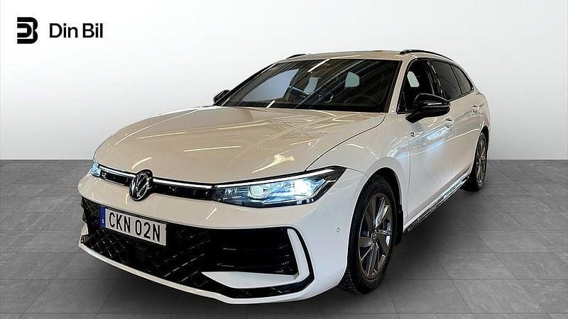 Vit Begagnad 2024 VW Passat R-line Kombi | 408 900 kr (Superpris) - Bild 1/4