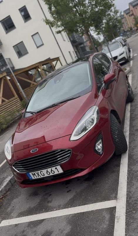 Röd Begagnad 2018 Ford Fiesta Titanium Halvkombi | 110 000 kr (Bra pris) - Bild 1/4