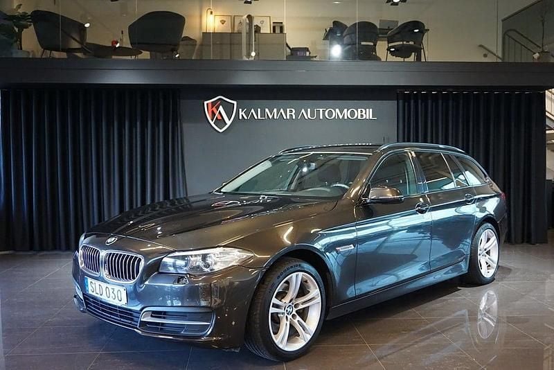 Mörkgrå Begagnad 2014 BMW 520 Kombi | 149 900 kr (Marknadspris) - Bild 1/4