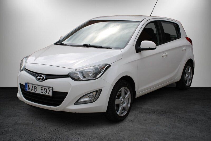 Vit Begagnad 2013 Hyundai i20 Premium Halvkombi | 57 900 kr (Marknadspris) - Bild 1/4