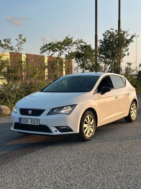 Vit Begagnad 2013 Seat Leon Style Halvkombi | 59 999 kr (Marknadspris) - Bild 1/4