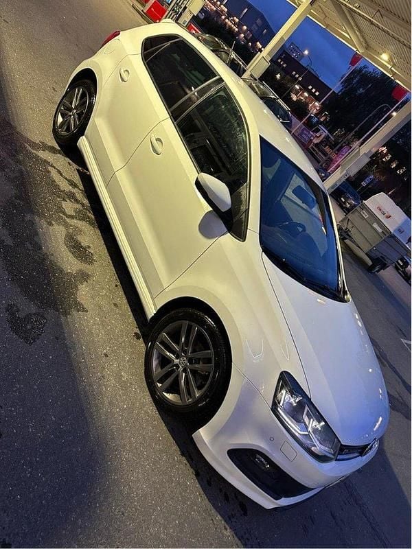 Vit Begagnad 2017 VW Polo Halvkombi | 142 900 kr (Marknadspris) - Bild 1/4