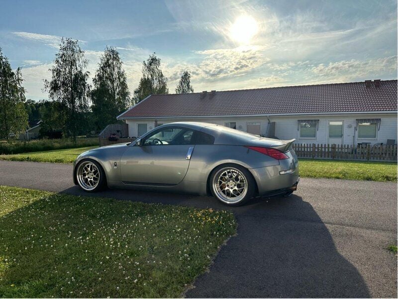 Grå Begagnad 2007 Nissan 350Z Sportkupé | 174 999 kr (Marknadspris) - Bild 1/4