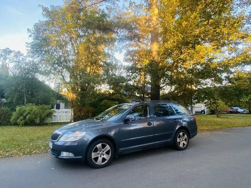 Grå Begagnad 2011 Skoda Octavia Elegance Kombi | 37 000 kr (Superpris) - Bild 1/1