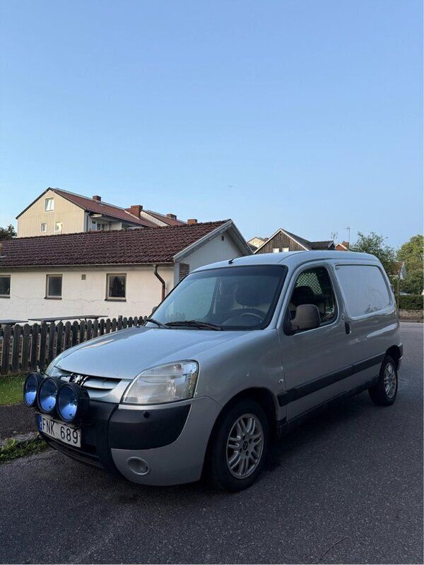 Grå Begagnad 2007 Peugeot Partner Minibuss | 19 999 kr (Marknadspris) - Bild 1/4