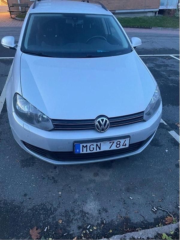 Silver Begagnad 2012 VW Golf VII Kombi | 52 000 kr (Bra pris) - Bild 1/4