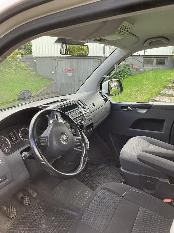Vit Begagnad 2012 VW Caravelle Comfortline Minibuss | 149 000 kr (Superpris) - Bild 1/4