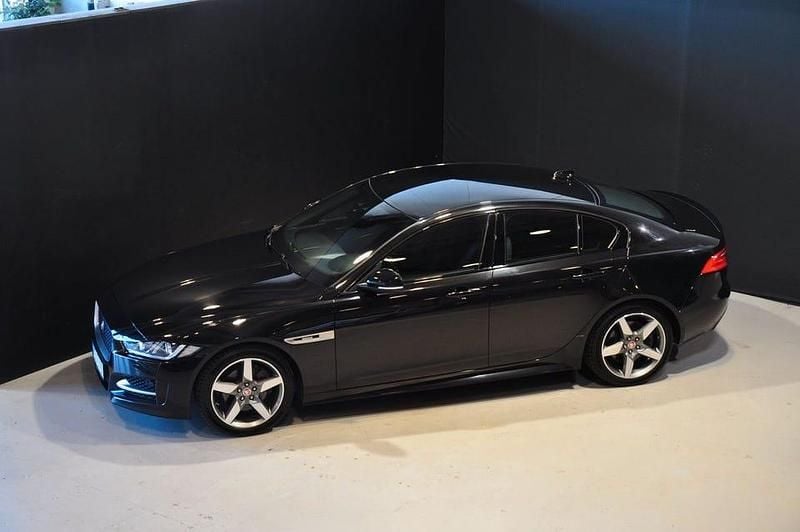 Svart Begagnad 2018 Jaguar XE R-Sport Sedan | 199 000 kr (Marknadspris) - Bild 1/4