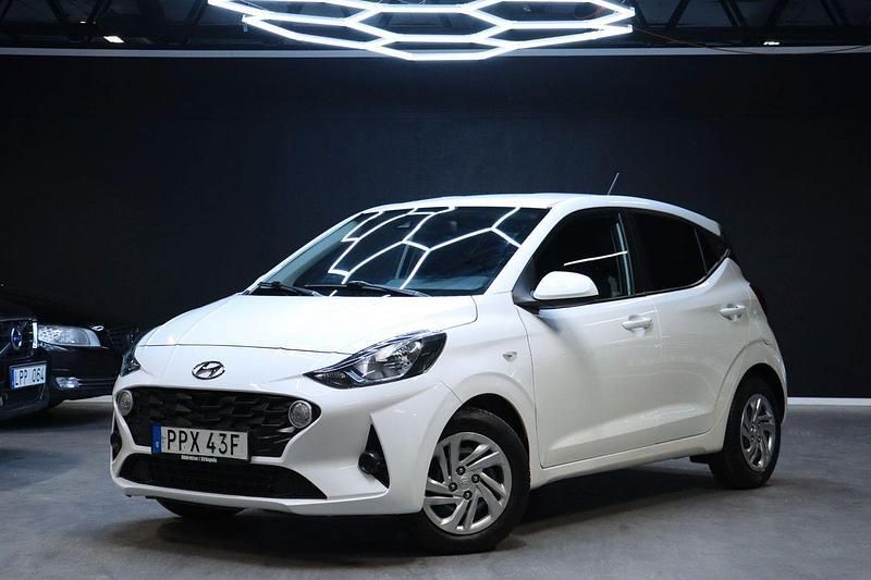 Vit Begagnad 2020 Hyundai i10 Edition Halvkombi | 114 900 kr (Marknadspris) - Bild 1/4