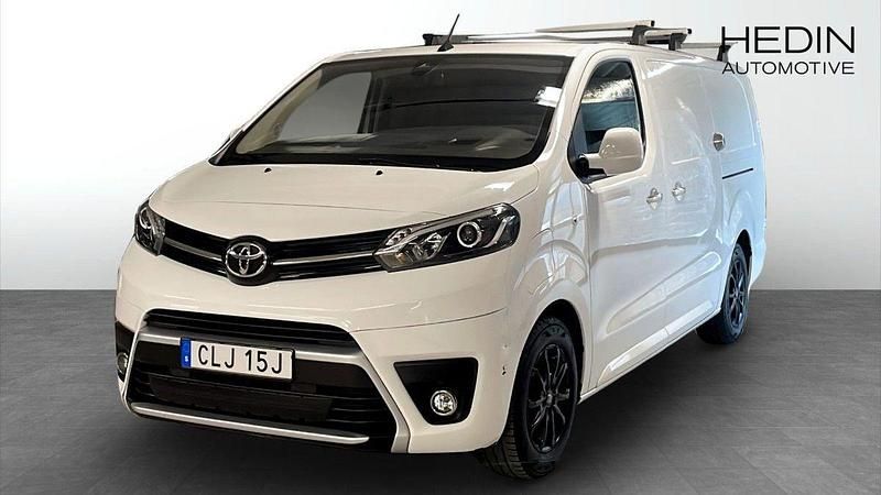 Vit (white) Begagnad 2021 Toyota Proace Van | 329 900 kr (Marknadspris) - Bild 1/4