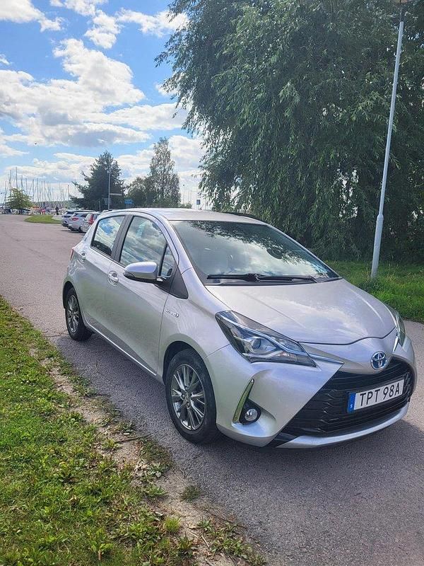 Silver Begagnad 2019 Toyota Yaris Hybrid Active Halvkombi | 138 000 kr (Bra pris) - Bild 1/4