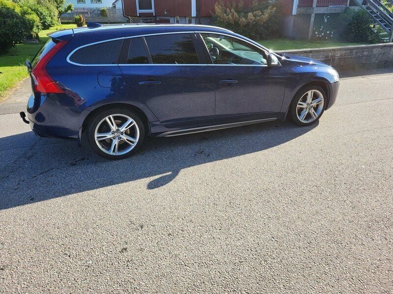 Blå Begagnad 2012 Volvo V60 Momentum Kombi | 84 000 kr (Marknadspris) - Bild 1/4