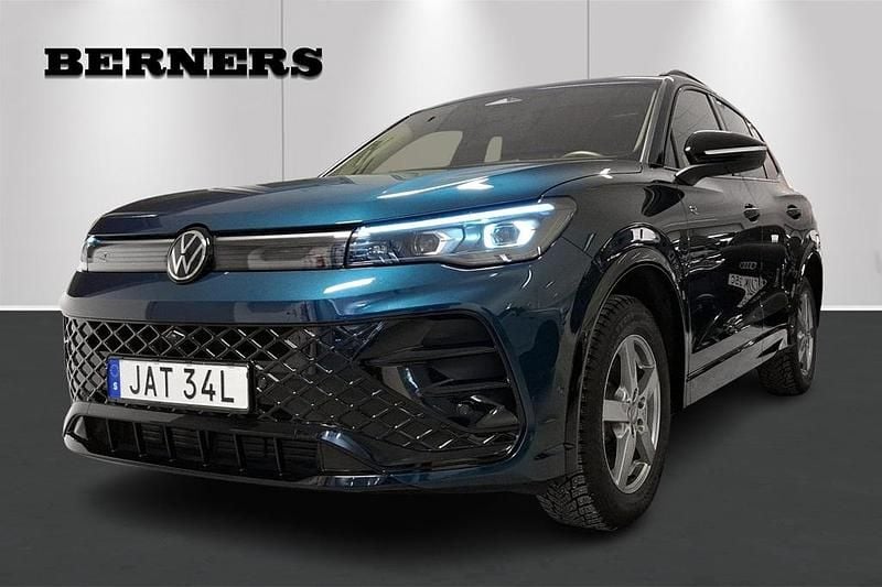 Blå Begagnad 2024 VW Tiguan Style SUV | 489 000 kr (Marknadspris) - Bild 1/4