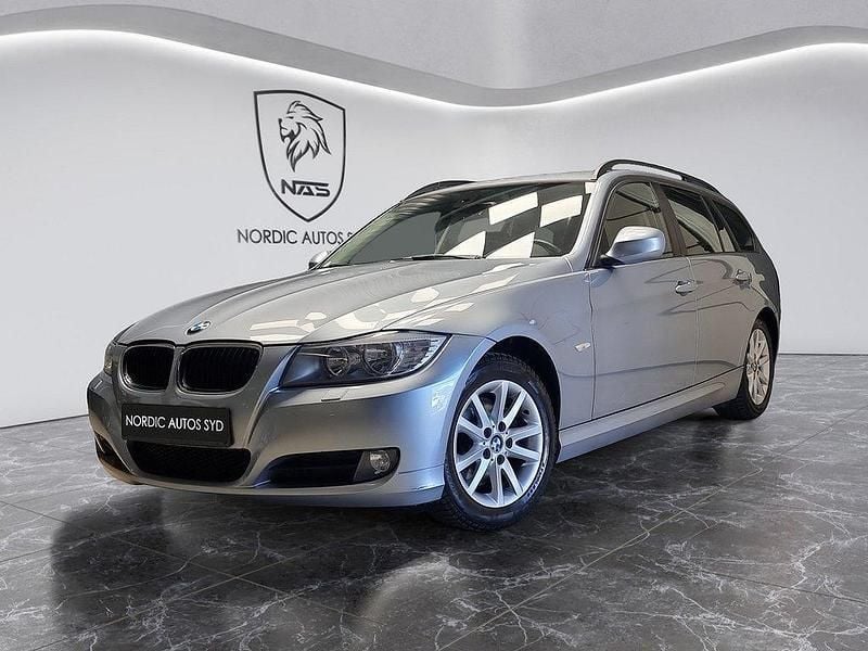 Ljusblå Begagnad 2009 BMW 320 Comfort Edition Kombi | 119 900 kr (Dyr) - Bild 1/4