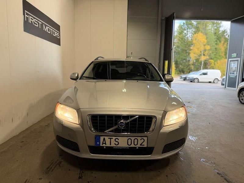 Begagnad Volvo V70 Kinetic 146 HK (107 kW) 2008 Ljusgrå Kombi