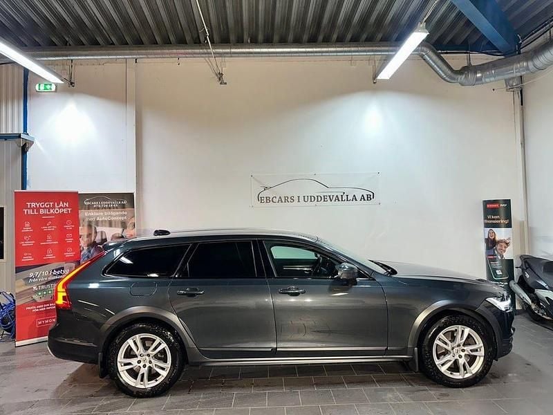 Begagnad Volvo V90 CC Momentum 190 HK (139 kW) 2017 Grå Kombi