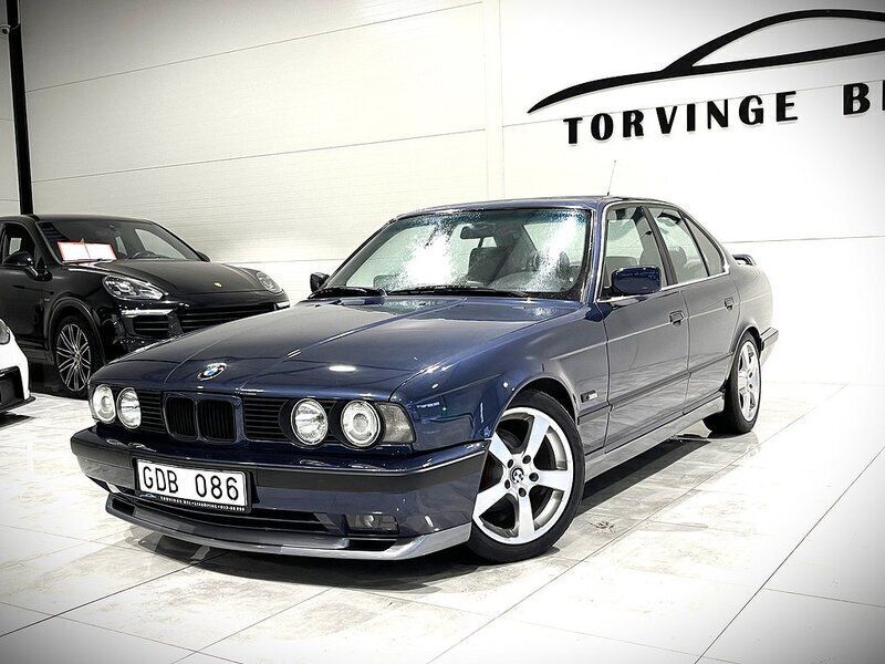 Mörkblå Begagnad 1993 BMW 525 M Sport Sedan | 119 000 kr - Bild 1/4