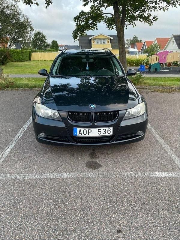 Svart Begagnad 2006 BMW 320 Kombi | 82 900 kr - Bild 1/4