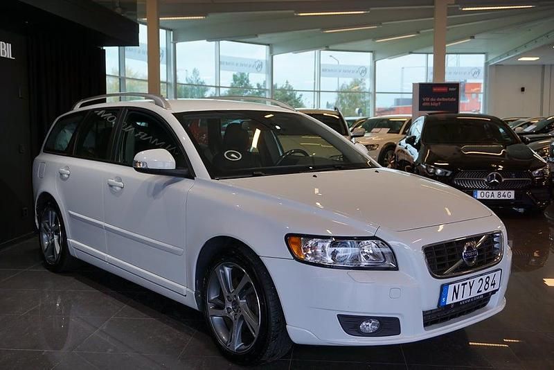 Begagnad Volvo V50 Momentum 150 HK (110 kW) 2012 Vit Kombi