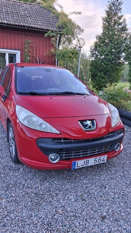 Röd Begagnad 2006 Peugeot 207 Halvkombi | 17 000 kr (Marknadspris) - Bild 1/4