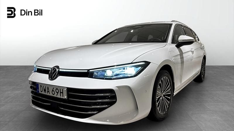Vit Begagnad 2024 VW Passat Elegance Kombi | 419 500 kr (Bra pris) - Bild 1/4