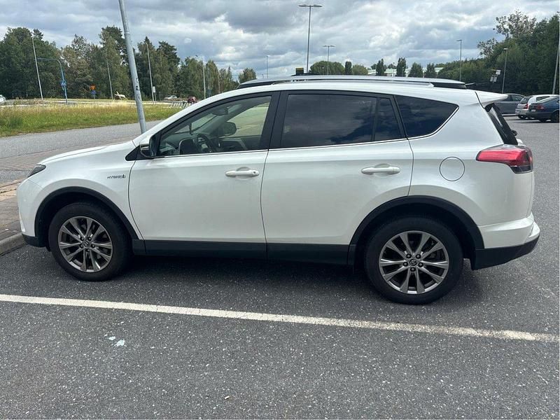 Vit Begagnad 2017 Toyota RAV4 Hybrid Executive SUV | 239 000 kr (Marknadspris) - Bild 1/4