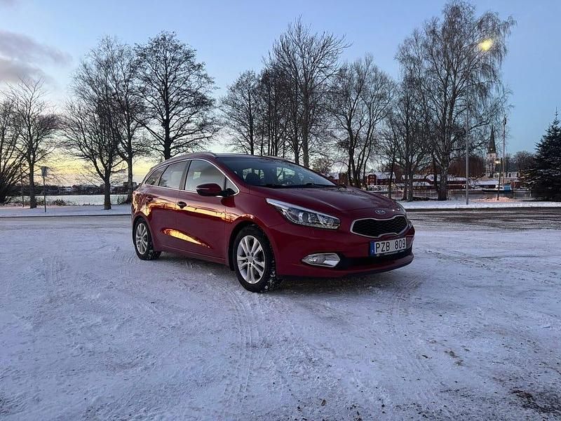 Röd Begagnad 2013 Kia Ceed Sportswagon Comfort Kombi | 89 900 kr (Marknadspris) - Bild 1/4