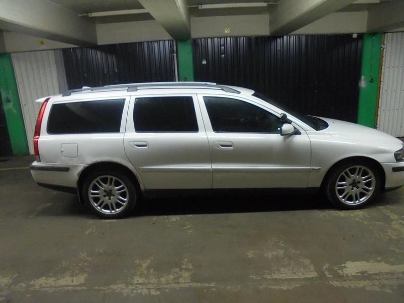 Vit Begagnad 2004 Volvo V70 Kombi | 15 500 kr (Marknadspris) - Bild 1/4