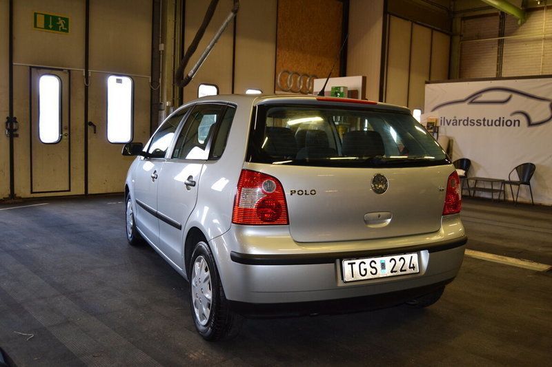 Begagnad VW Polo Comfortline 75 HK (55 kW) 2002 Silver Halvkombi