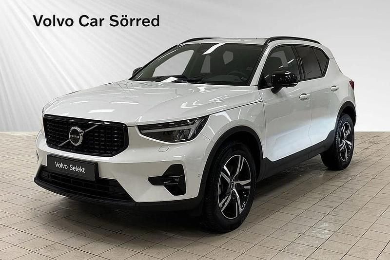 Vit Begagnad 2024 Volvo XC40 Plus SUV | 379 900 kr (Marknadspris) - Bild 1/3