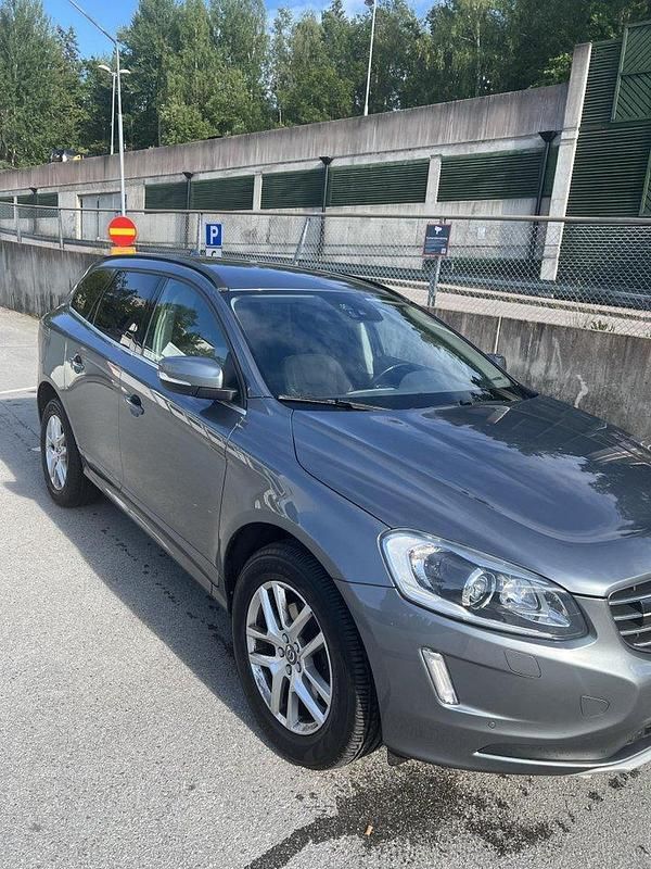 Grå Begagnad 2017 Volvo XC60 Momentum SUV | 240 000 kr (Superpris) - Bild 1/3